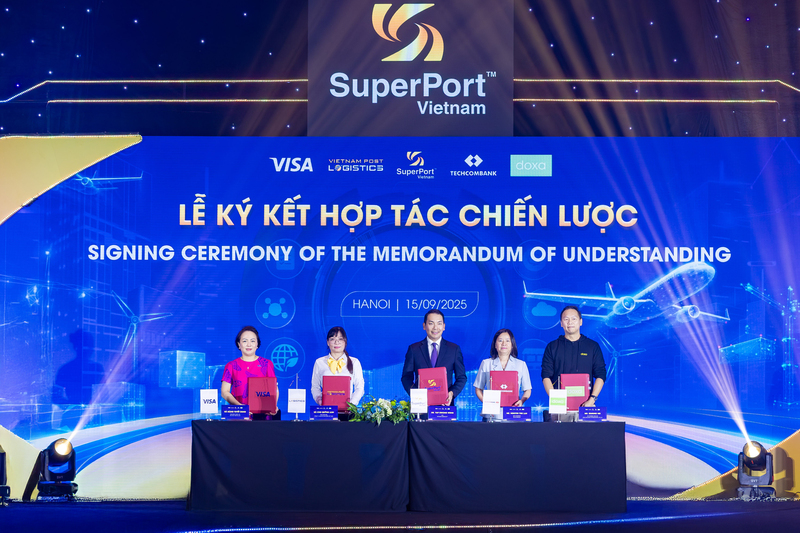 Trong khuôn khổ hội nghị đã diễn ra Lễ ký kết hợp tác chiến lược giữa Việt Nam SuperPort™, Vietnam Post Logistics, Techcombank, Visa và Doxa Holdings International.