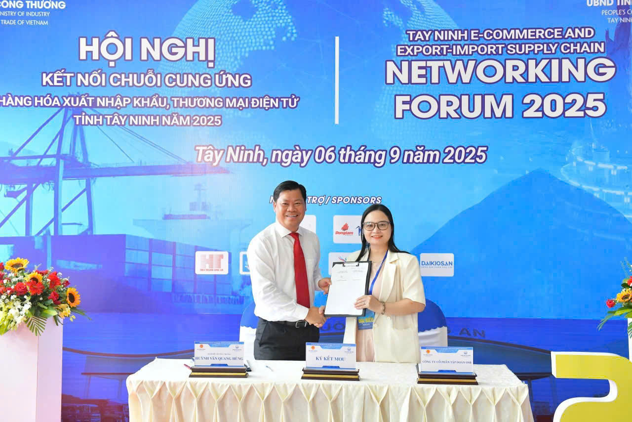 Lễ ký kết Biên bản ghi nhớ giữa Ông Huỳnh Văn Quang Hùng - Giám đốc Sở Công Thương Tây Ninh và Bà Trương Phương Thoa Giám đốc Trung tâm thương mại điện tử khu vực phía Nam của Công ty Cổ phần Tập đoàn OSB
