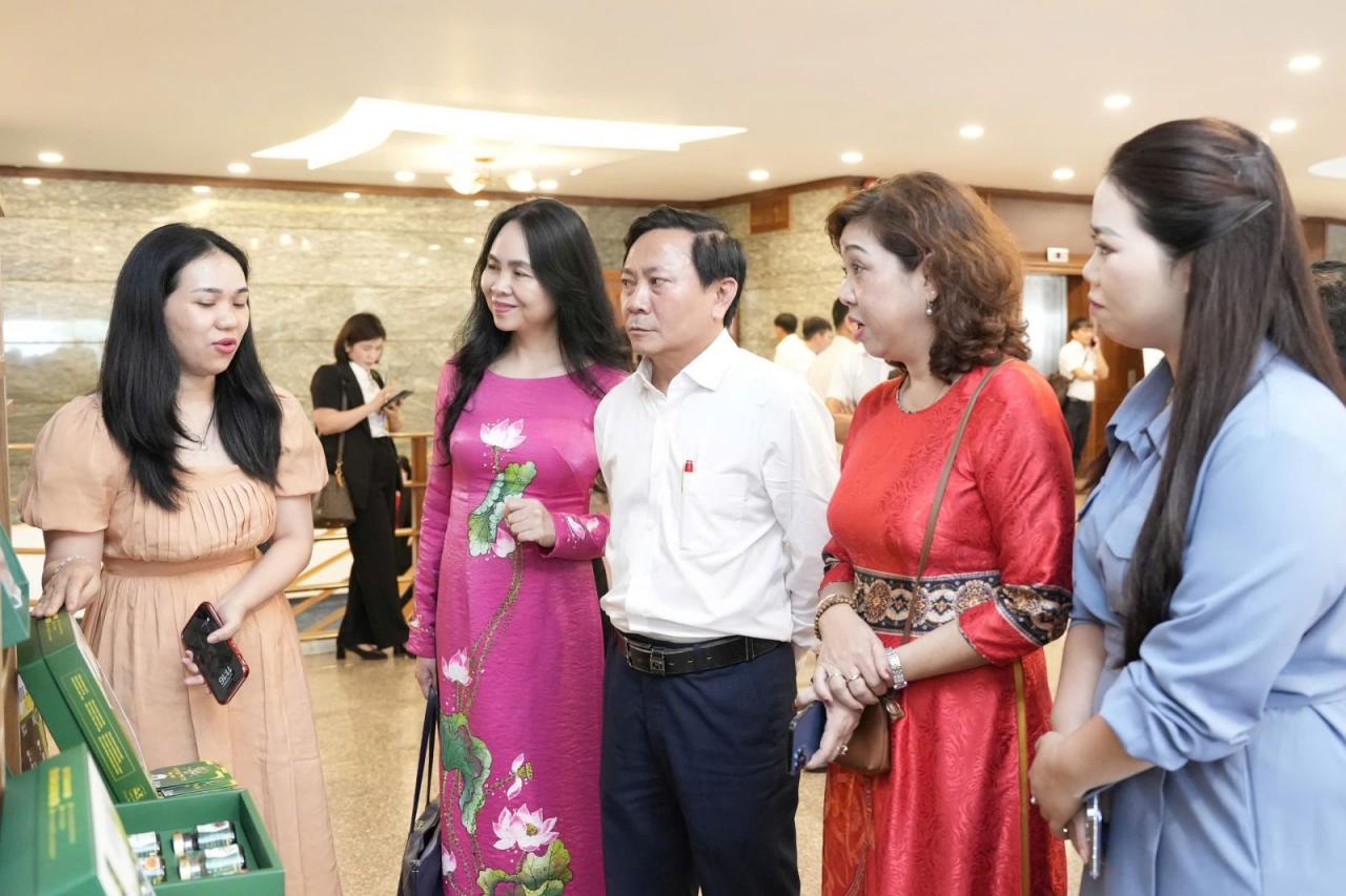 Lãnh đạo Cục TMĐT và các Đại biểu tham quan, nghe giới thiệu về các sản phẩm tiêu biểu của Tây Nguyên tại các gian hàng trong khuôn khổ Hội nghị